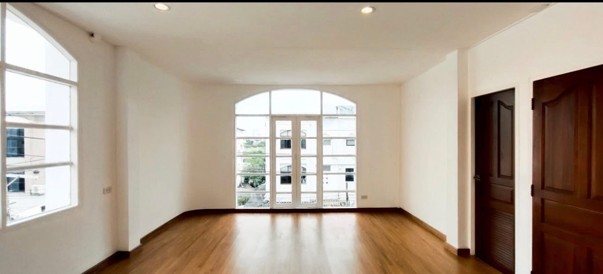 For SaleHome OfficeRama9, Petchburi, RCA : Large townhome/Home office for sale near Central Rama 9. There is parking for many cars. Special price 12.5 million only (062-4163966 Praew)