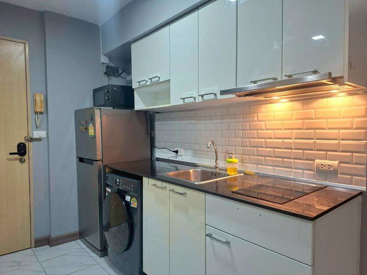 For RentCondoRama9, Petchburi, RCA : 🏡 Condo for Rent at My Resort Bangkok – Corner unit with a beautiful view! ✨ Perfect for anyone looking for a spacious and comfortable room in a convenient location 🌿