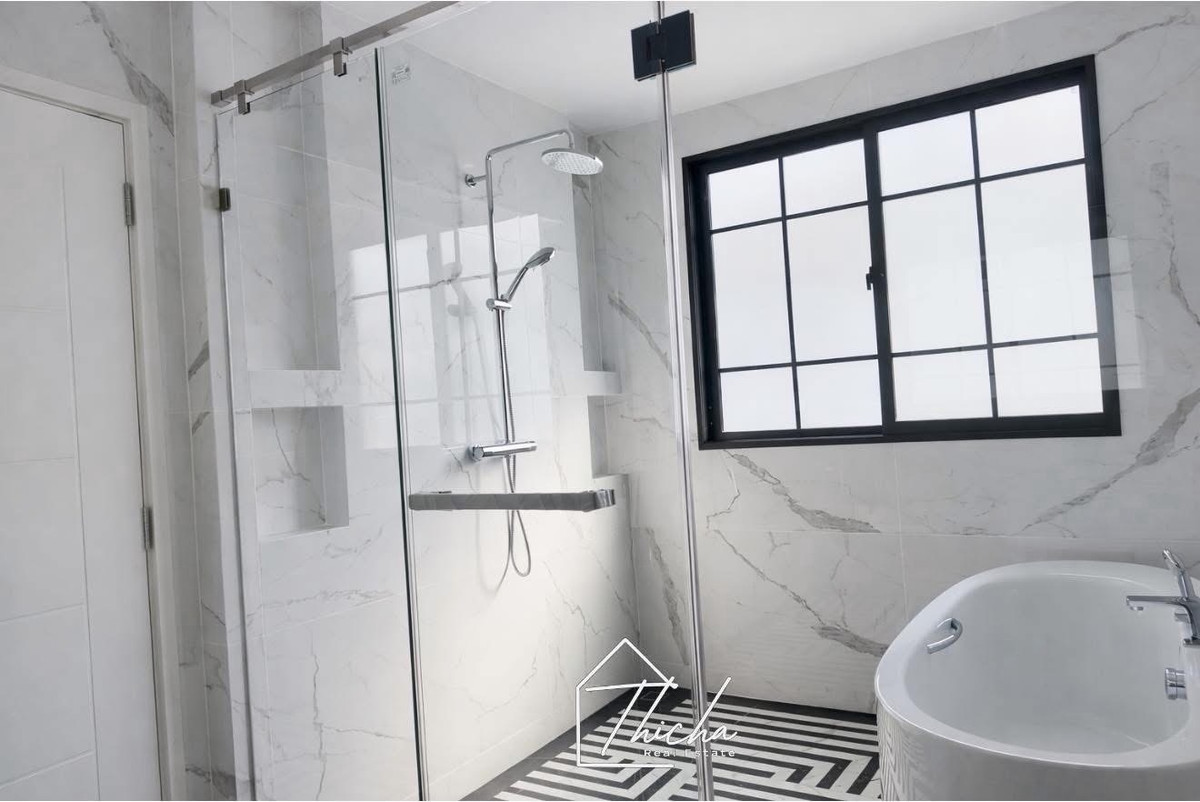 For SaleHouseRama5, Ratchapruek, Bangkruai : Big house, potential location, convenient to walk around town.
 Next to the road
Setthasiri Maha Jesadabodin Bridge