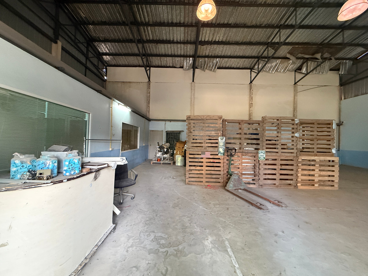 For SaleWarehouseSamut Prakan,Samrong : Home office with warehouse for sale, Thepharak – Bang Pla, Suriwan Village. Near Thepharak main road, only 2 km.