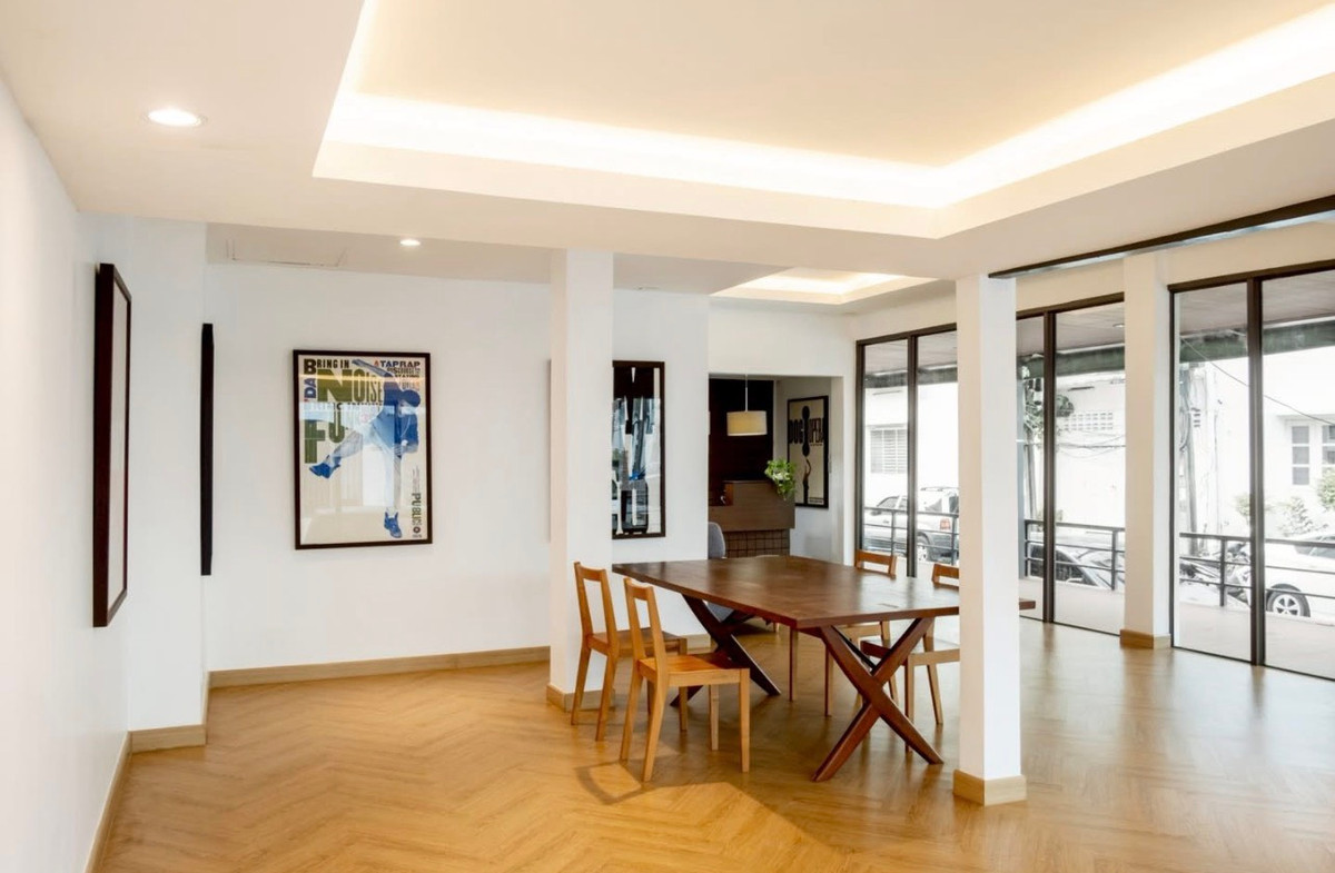 For SaleHome OfficeRama9, Petchburi, RCA : Large townhome/Home office for sale near Central Rama 9. There is parking for many cars. Special price 12.5 million only (062-4163966 Praew)