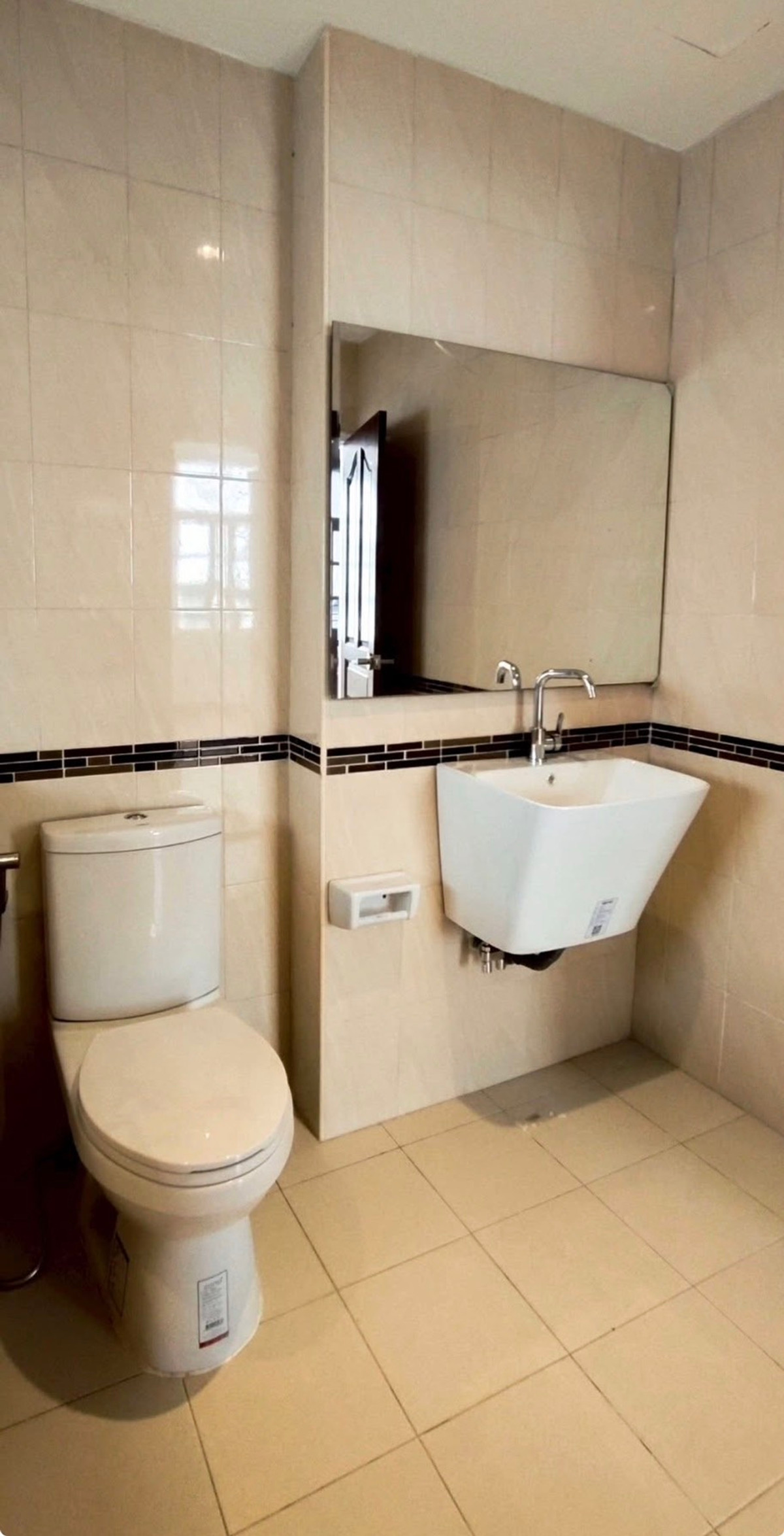 For SaleHome OfficeRama9, Petchburi, RCA : Large townhome/Home office for sale near Central Rama 9. There is parking for many cars. Special price 12.5 million only (062-4163966 Praew)