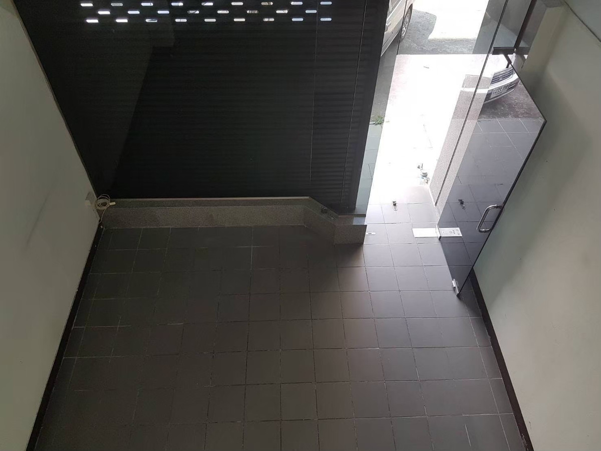 For SaleShop HouseChiang Mai : 94899 - Commercial building for sale, 3 and a half floors, Chang Khlan location. Chiang Mai business center