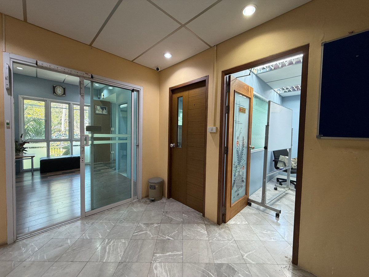 For SaleWarehouseSamut Prakan,Samrong : Home office with warehouse for sale, Thepharak – Bang Pla, Suriwan Village. Near Thepharak main road, only 2 km.