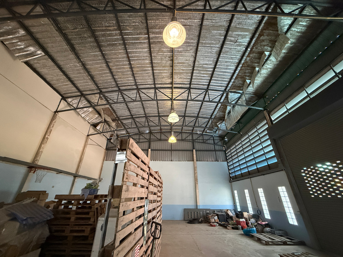 For SaleWarehouseSamut Prakan,Samrong : Home office with warehouse for sale, Thepharak – Bang Pla, Suriwan Village. Near Thepharak main road, only 2 km.