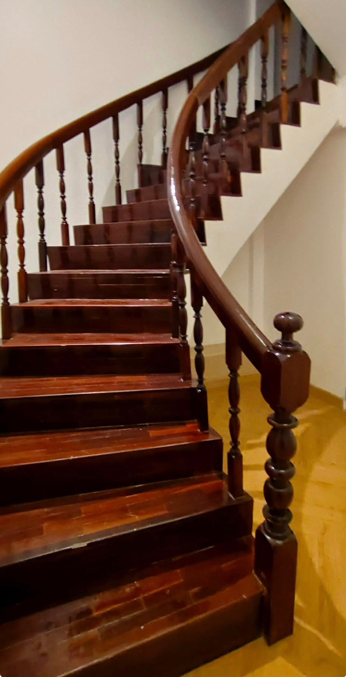 For SaleHome OfficeRama9, Petchburi, RCA : Large townhome/Home office for sale near Central Rama 9. There is parking for many cars. Special price 12.5 million only (062-4163966 Praew)