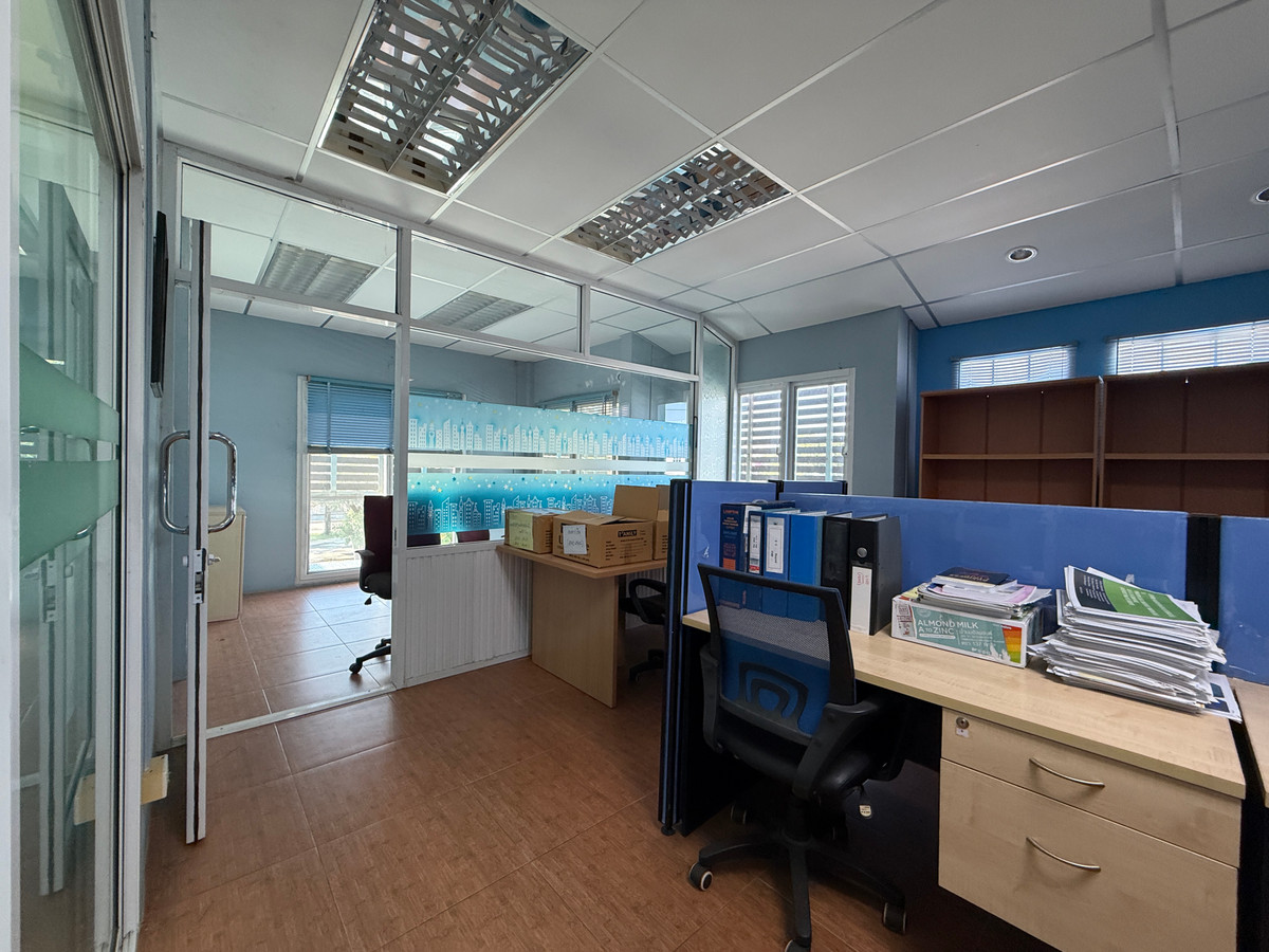 For SaleWarehouseSamut Prakan,Samrong : Home office with warehouse for sale, Thepharak – Bang Pla, Suriwan Village. Near Thepharak main road, only 2 km.