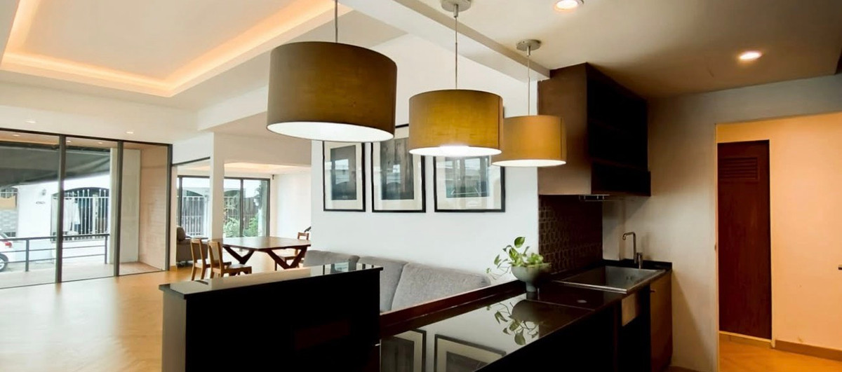 For SaleHome OfficeRama9, Petchburi, RCA : Large townhome/Home office for sale near Central Rama 9. There is parking for many cars. Special price 12.5 million only (062-4163966 Praew)