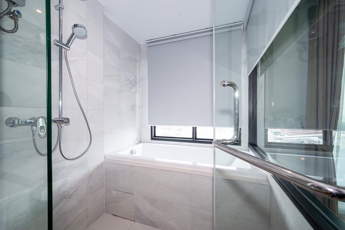 For RentCondoSukhumvit, Asoke, Thonglor : 🔥 Rare Find! Biggest Unit in Rhythm Ekkamai ### 80 Sq.m. Corner Suite | High Floor with Bathtub 🏙️