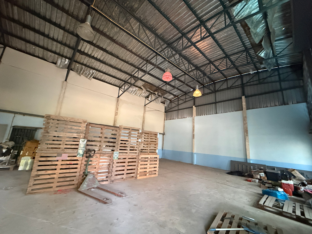 For SaleWarehouseSamut Prakan,Samrong : Home office with warehouse for sale, Thepharak – Bang Pla, Suriwan Village. Near Thepharak main road, only 2 km.