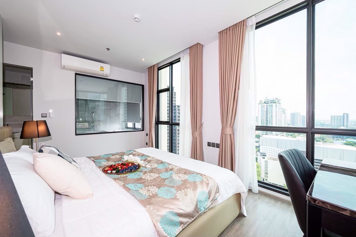 For RentCondoSukhumvit, Asoke, Thonglor : 🔥 Rare Find! Biggest Unit in Rhythm Ekkamai ### 80 Sq.m. Corner Suite | High Floor with Bathtub 🏙️