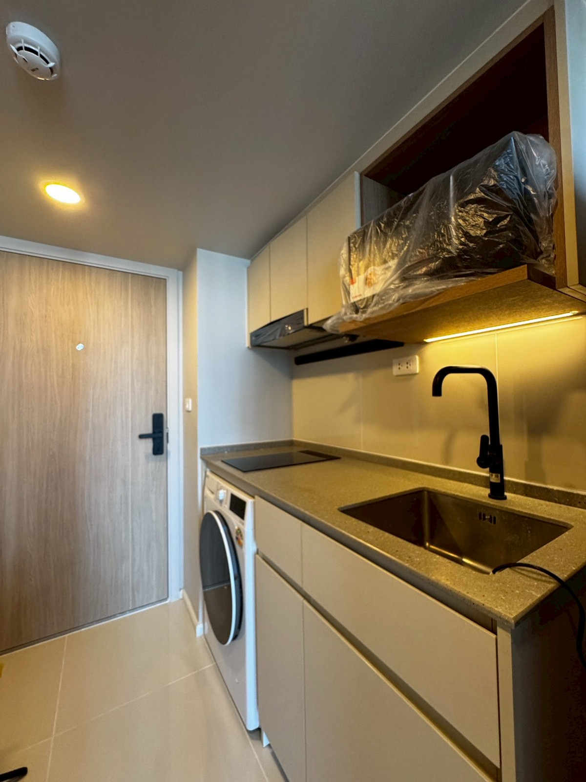 ให้เช่าคอนโดสุขุมวิท อโศก ทองหล่อ : ให้เช่า Culture Thonglor ใกล้ BTS ทองหล่อ 1 นอน 1 น้ำ ห้อง Hybrid เพดานสูง ห้องใหม่ ชั้นสูงมาก ตกแต่งอย่างดีตามภาพ ห้องสวยมาก