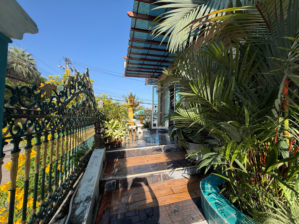 For SaleWarehouseSamut Prakan,Samrong : Home office with warehouse for sale, Thepharak – Bang Pla, Suriwan Village. Near Thepharak main road, only 2 km.