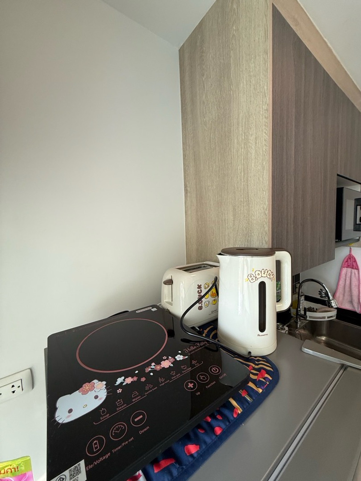 For RentCondoBangna, Bearing, Lasalle : Condo for rent Studio Room Poolview 24sqm. BTS Bearing.