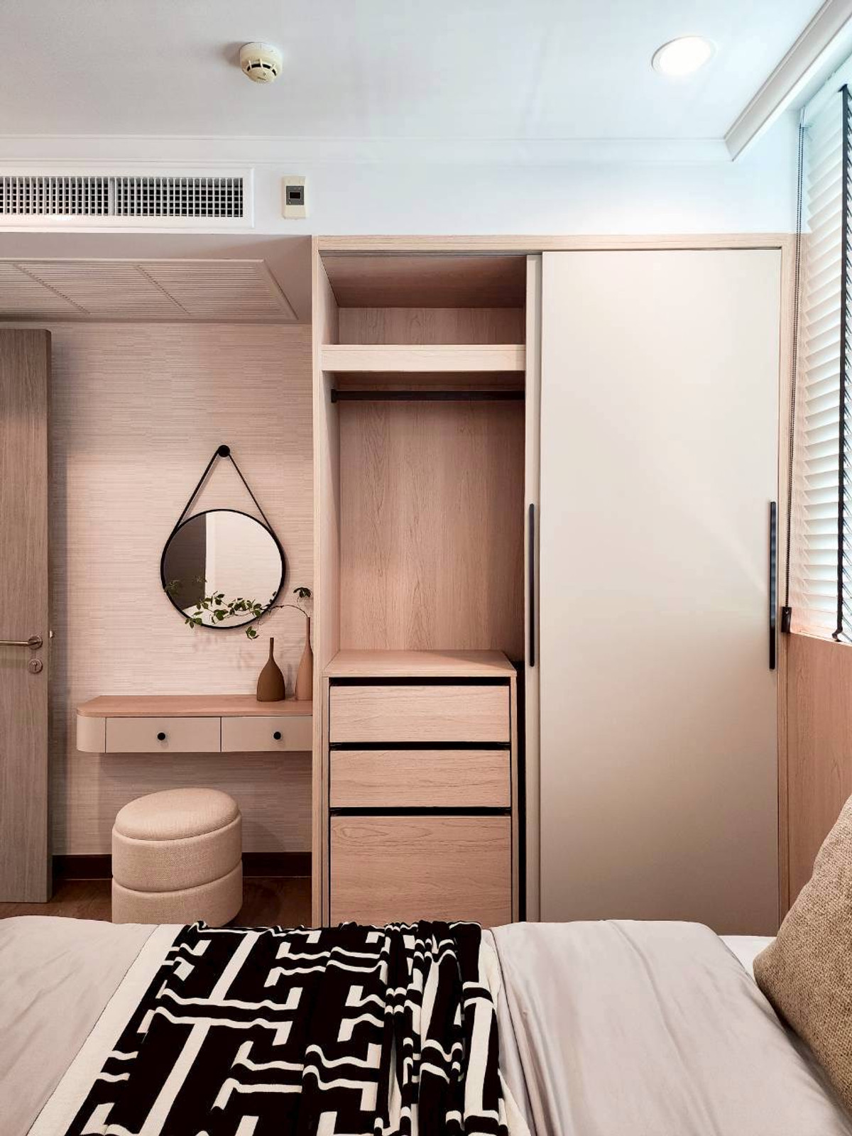 For RentCondoSukhumvit, Asoke, Thonglor : 🔥For Rent Now🔥 Supalai Oriental Sukhumvit 39, Corner Unit, Beautifully Decorated, Fully Furnished, Ready to Move In, Near BTS Skytrain, Convenient Transportation.