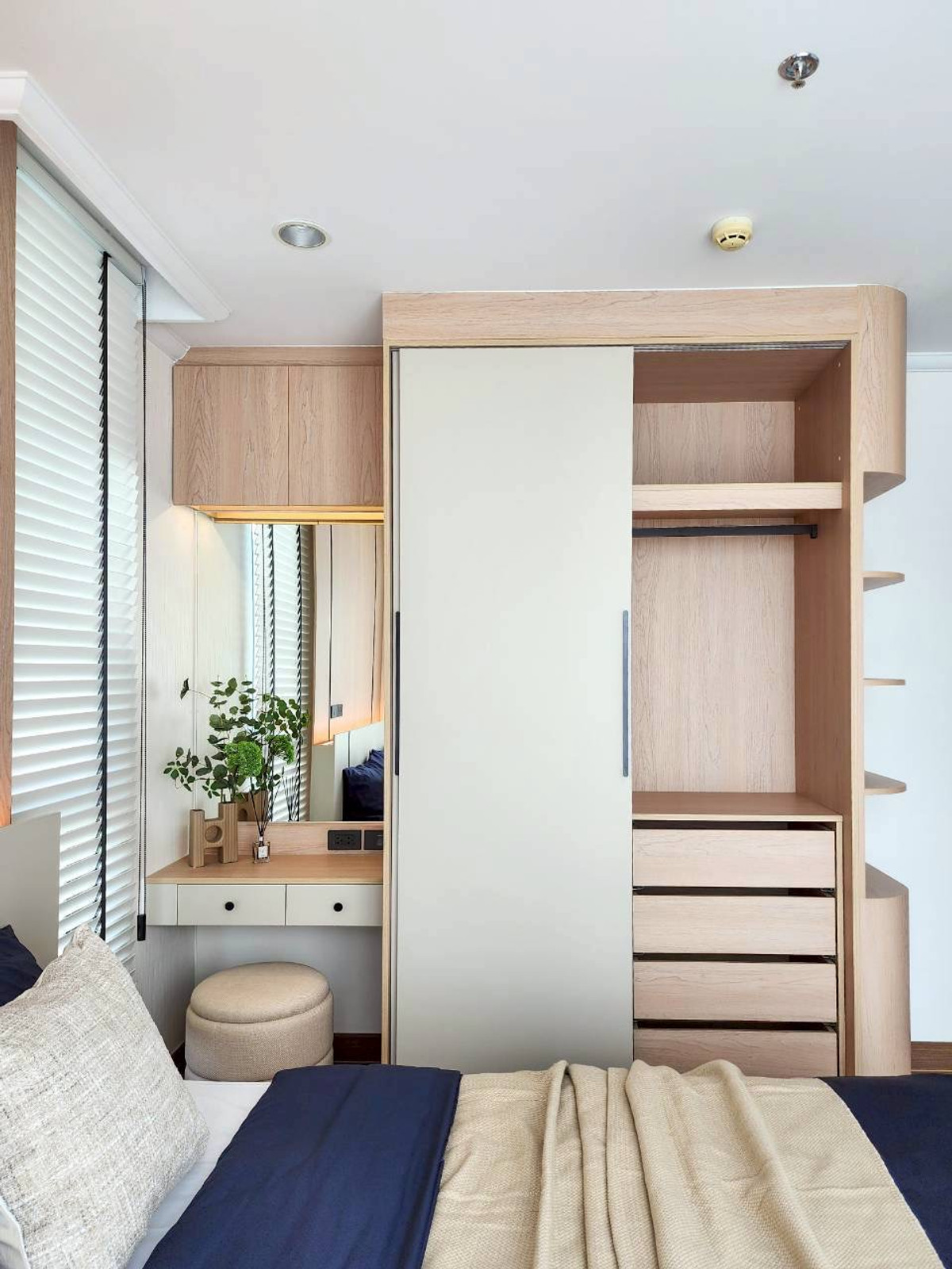 For RentCondoSukhumvit, Asoke, Thonglor : 🔥For Rent Now🔥 Supalai Oriental Sukhumvit 39, Corner Unit, Beautifully Decorated, Fully Furnished, Ready to Move In, Near BTS Skytrain, Convenient Transportation.