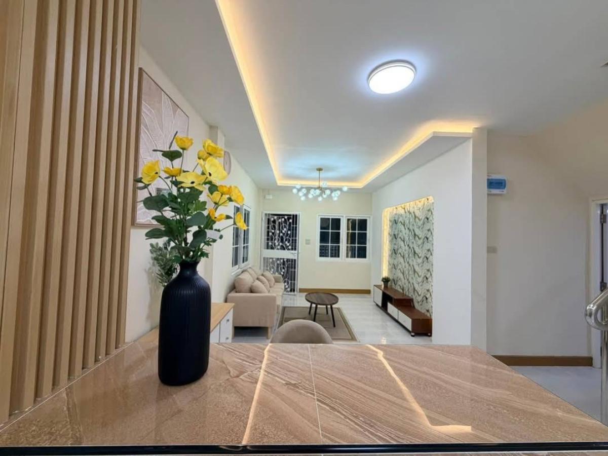 ขายทาวน์โฮมสมุทรปราการ สำโรง : ขายทาวน์เฮ้าส์/ทาวน์โฮม  เฟื่องฟ้า 11 เฟส 7 ห้องมุม รีโนเวทใหม่ แพรกษา เมืองสมุทรปราการ สมุทรปราการ CX-147934