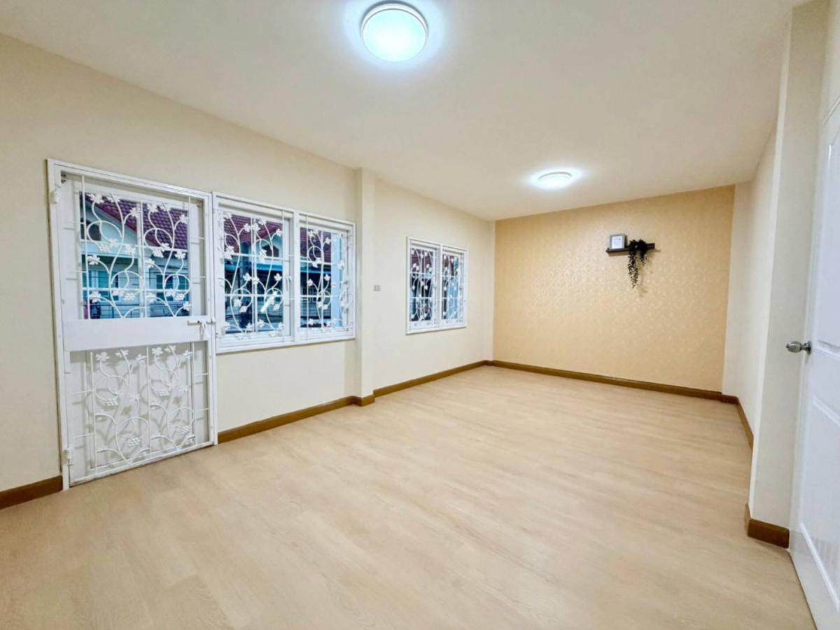 ขายทาวน์โฮมสมุทรปราการ สำโรง : ขายทาวน์เฮ้าส์/ทาวน์โฮม  เฟื่องฟ้า 11 เฟส 7 ห้องมุม รีโนเวทใหม่ แพรกษา เมืองสมุทรปราการ สมุทรปราการ CX-147934