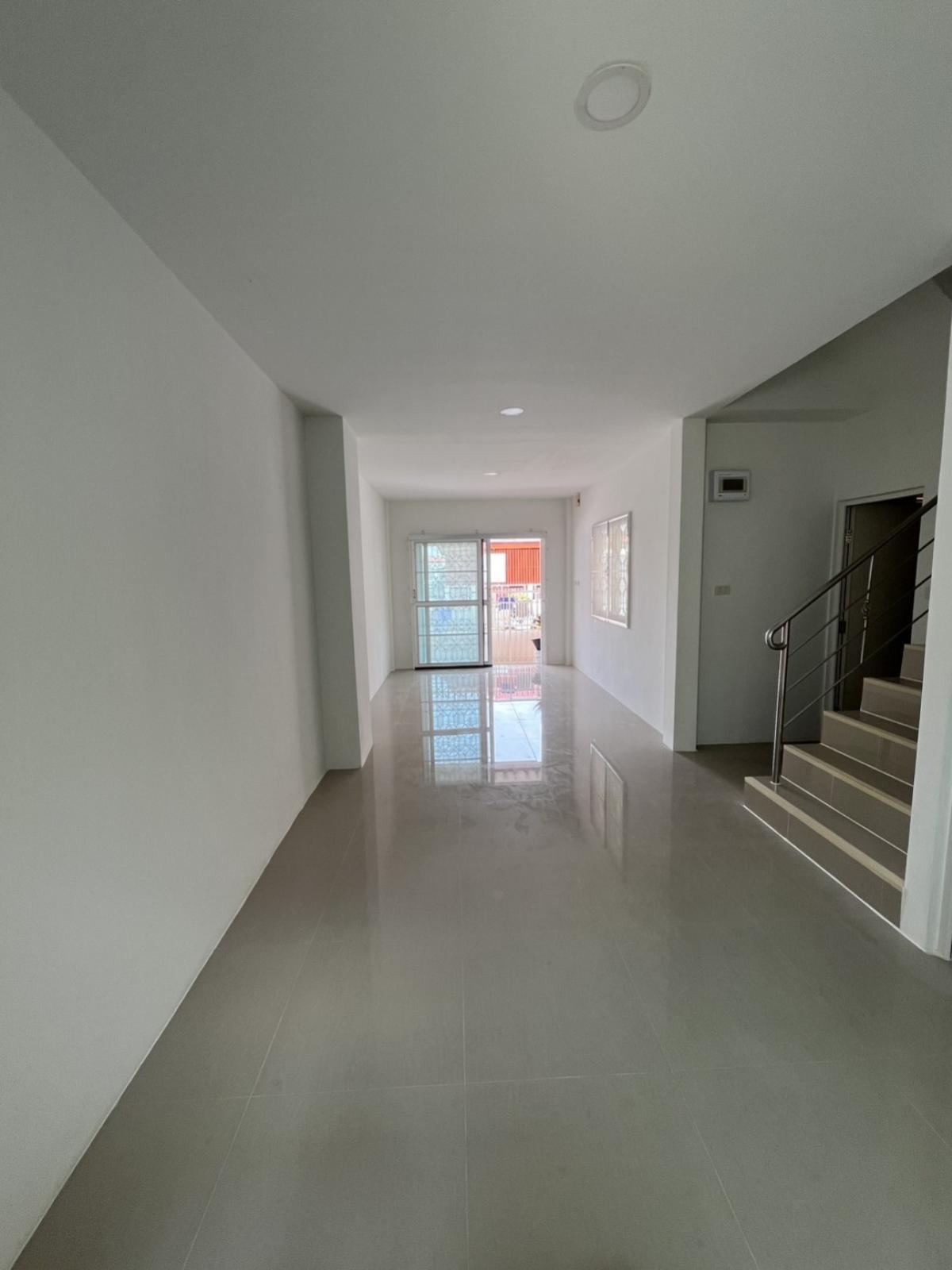 ขายทาวน์โฮมสมุทรปราการ สำโรง : ขายทาวน์เฮ้าส์/ทาวน์โฮม  เฟื่องฟ้า 17 เฟส 5 ดูเพล็กซ์ รีโนเวทใหม่ แพรกษาใหม่ เมืองสมุทรปราการ สมุทรปราการ CX-147484