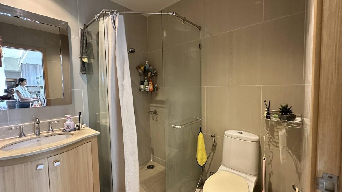 ขายคอนโดสาทร นราธิวาส : 07/03/2026, รวมค่าโอนสุดยอดคอนโดหรูใจกลางสีลม! 2 ห้องนอน ขนาด 106 ตรม. ราคา 14.9 ลบ. 
ใกล้ BTS Chong Nonsi พร้อมสิ่งอำนวยความสะดวกครบครัน EB-9995