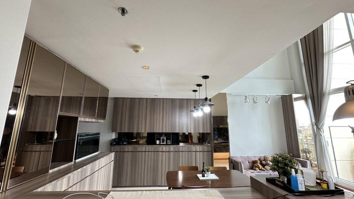 ขายคอนโดสาทร นราธิวาส : 07/03/2026, รวมค่าโอนสุดยอดคอนโดหรูใจกลางสีลม! 2 ห้องนอน ขนาด 106 ตรม. ราคา 14.9 ลบ. 
ใกล้ BTS Chong Nonsi พร้อมสิ่งอำนวยความสะดวกครบครัน EB-9995