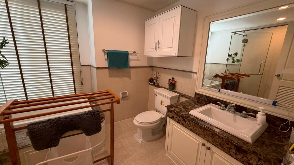 ขายคอนโดสมุทรปราการ สำโรง : 07/03/2026, รวมค่าโอนคอนโดหรู 3 ห้องนอน ใจกลางทองหล่อ 
La Vie En Rose ขนาด 168 ตร.ม. เพียง 19 ล้าน!