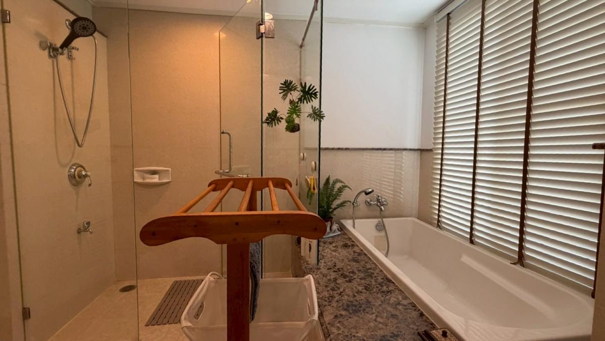 ขายคอนโดสมุทรปราการ สำโรง : 07/03/2026, รวมค่าโอนคอนโดหรู 3 ห้องนอน ใจกลางทองหล่อ 
La Vie En Rose ขนาด 168 ตร.ม. เพียง 19 ล้าน!