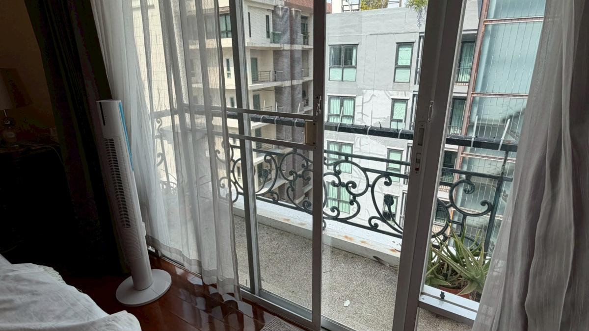 ขายคอนโดสมุทรปราการ สำโรง : 07/03/2026, รวมค่าโอนคอนโดหรู 3 ห้องนอน ใจกลางทองหล่อ 
La Vie En Rose ขนาด 168 ตร.ม. เพียง 19 ล้าน!