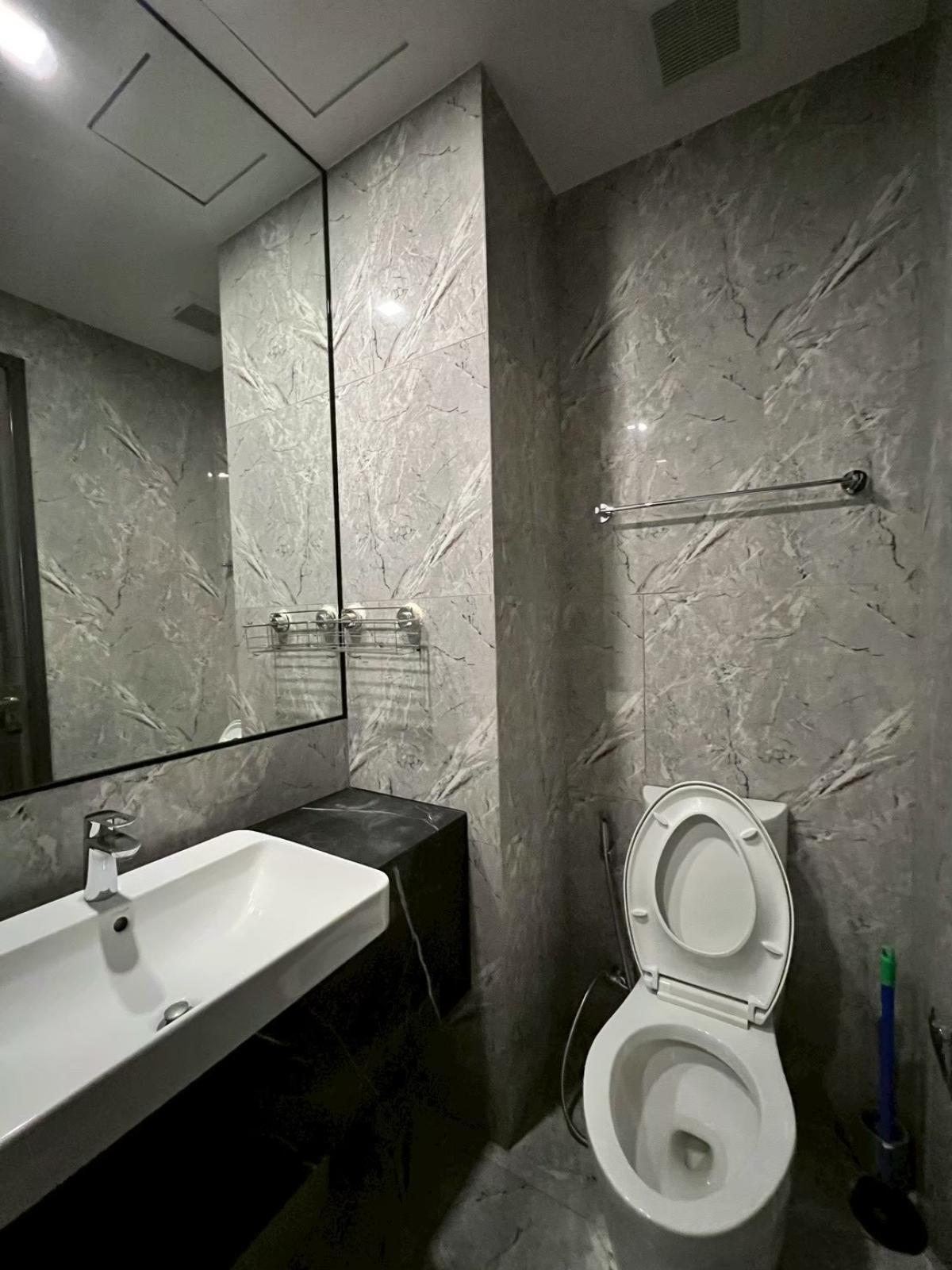 ให้เช่าคอนโดสุขุมวิท อโศก ทองหล่อ : 07/03/2026, เช่า Ashton Asoke 1 ห้องนอน ใกล้ BTS/MRT อโศก 24,000 บาท/เดือน 
ชีวิตง่าย ใกล้ช้อป สวน สนามบิน โรงพยาบาล ครบจบในที่เดียว!