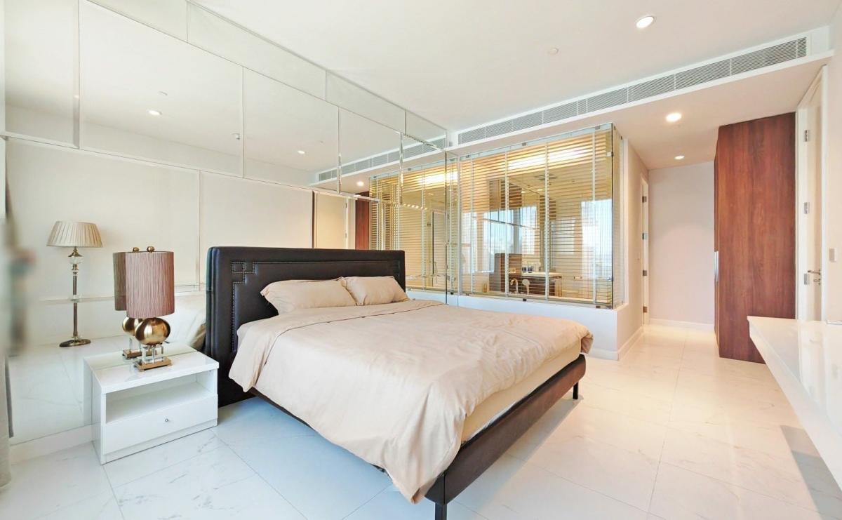 For RentCondoWitthayu, Chidlom, Langsuan, Ploenchit : Luxury condo 1 bedroom 70 sqm. in the heart of Rajadamri
Rent 70,000 Baht/month. Close to BTS, fully equipped facilities!