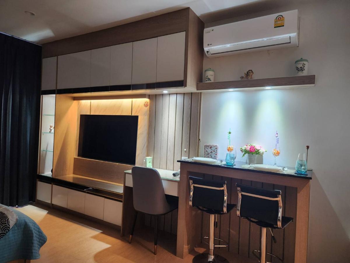 For RentCondoLadprao, Central Ladprao : Near BTS & MRT Ladprao!
1-bedroom condo 30 sq.m. with a large swimming pool for only 18,500 baht/month!