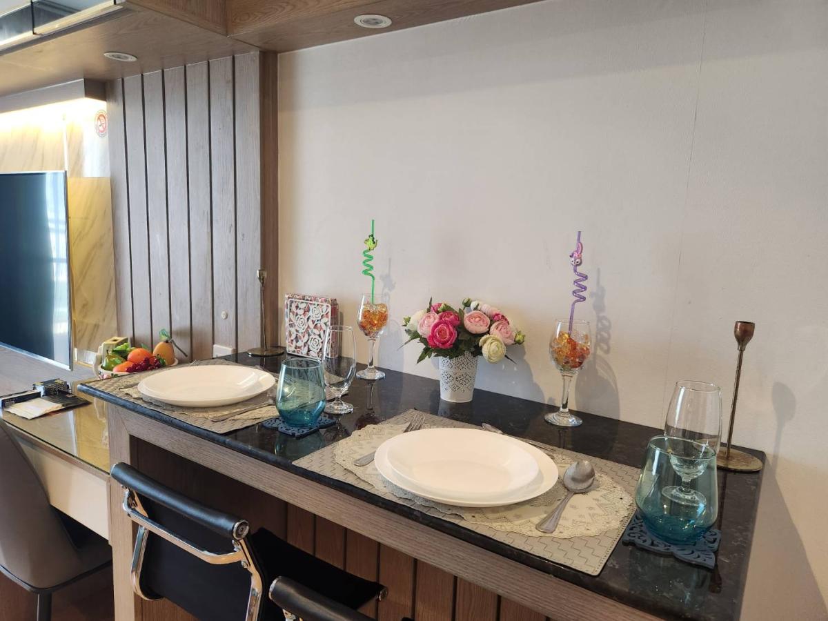 For RentCondoLadprao, Central Ladprao : Near BTS & MRT Ladprao!
1-bedroom condo 30 sq.m. with a large swimming pool for only 18,500 baht/month!