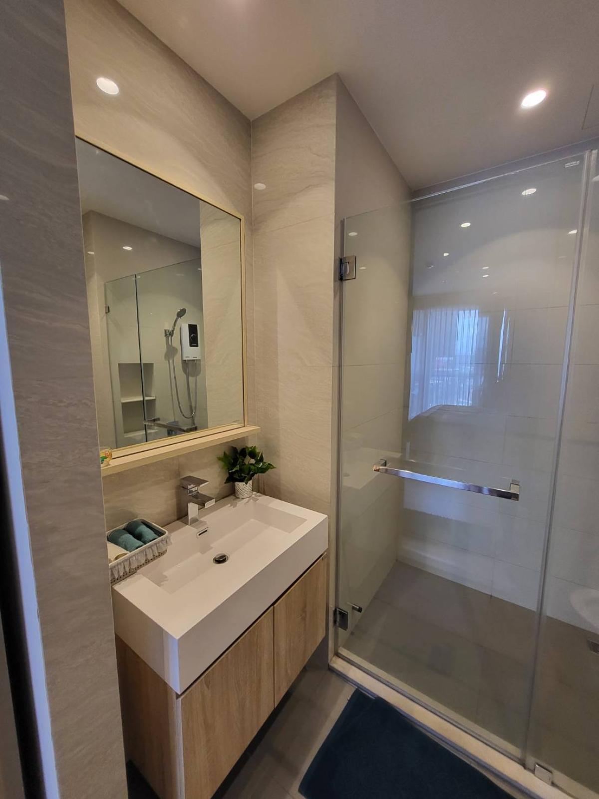 For RentCondoLadprao, Central Ladprao : Near BTS & MRT Ladprao!
1-bedroom condo 30 sq.m. with a large swimming pool for only 18,500 baht/month!