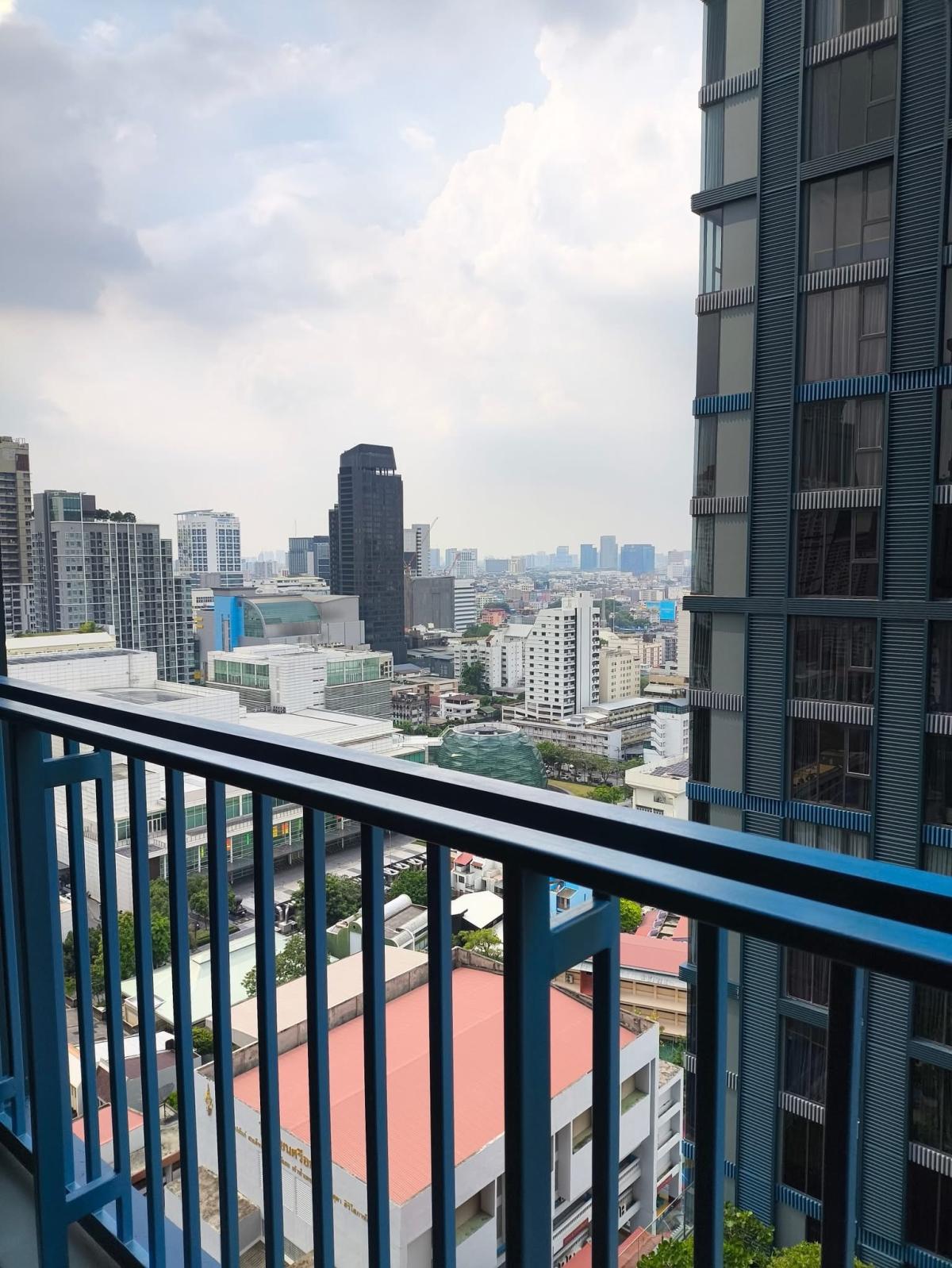 For RentCondoRatchathewi,Phayathai : Condo XT Phayathai 1 bedroom in the city center near BTS/MRT
Rent for only 27,000 baht/month with complete facilities!