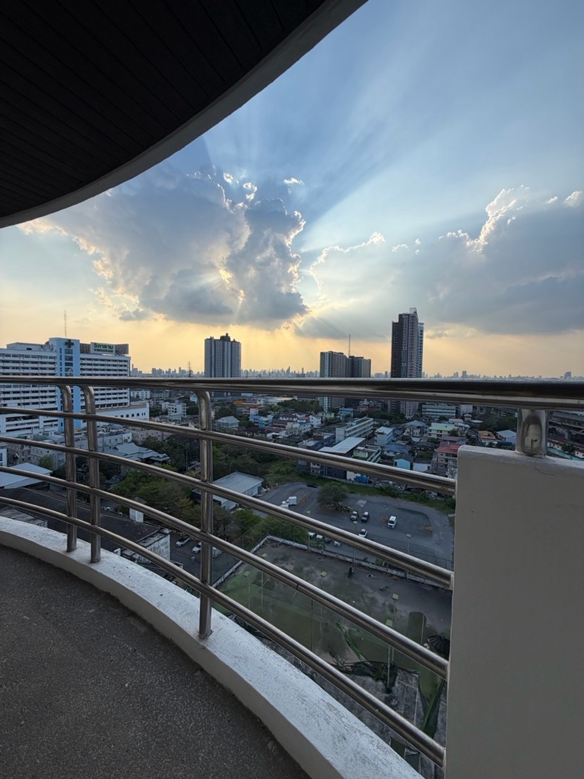 ขายคอนโดพัฒนาการ ศรีนครินทร์ : ฟลอร่าวิลล์ พัฒนาการ คอนโดห้องมุม 122 ตร.ม. ราคาไม่ถึง 6 ล้าน ในกรุงเทพ…ยังมีอยู่จริง