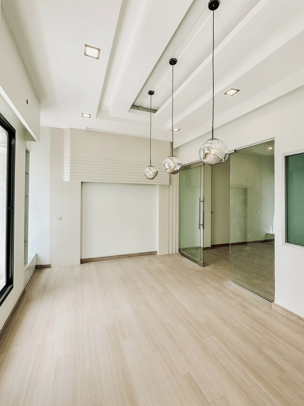 For SaleHome OfficeKaset Nawamin,Ladplakao : Baan Klang Muang Rama 9 - Lat Phrao Home Office, next to the main road, along Ekamai-Ramindra Expressway, prime location near CDC, newly renovated, start business immediately.