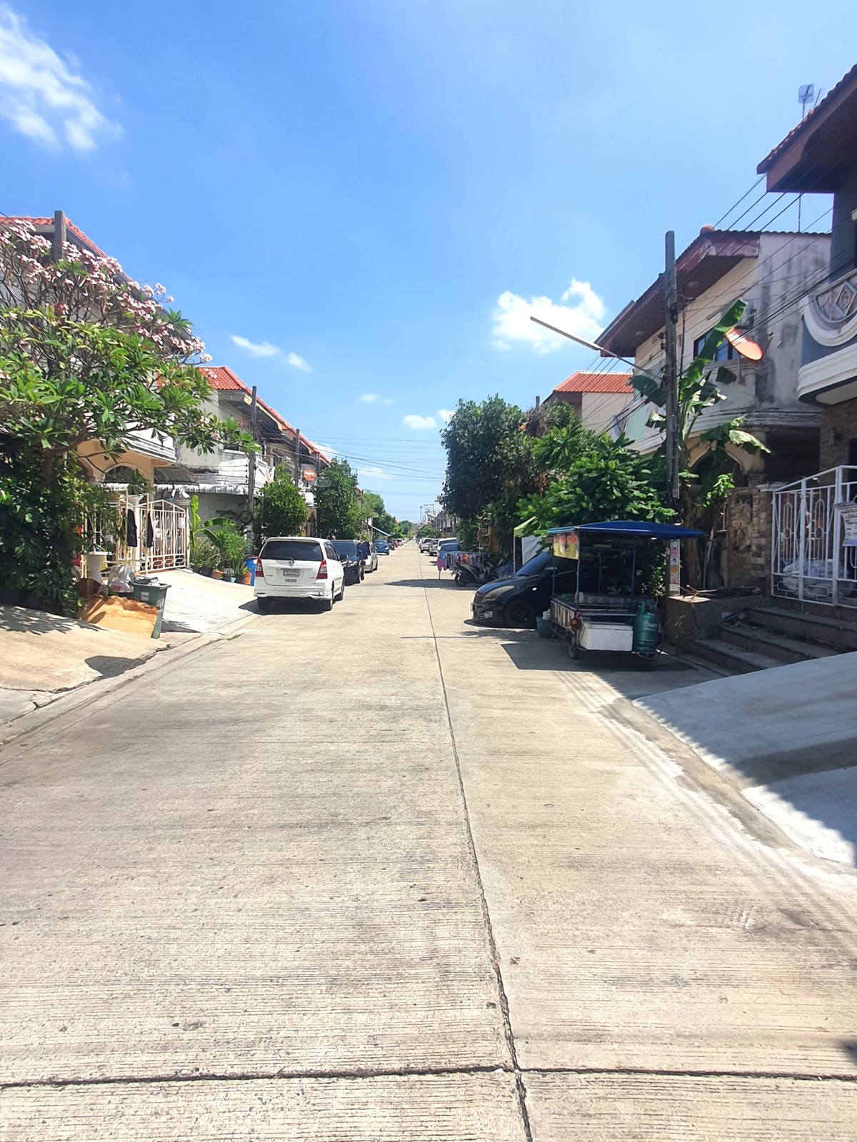 ขายทาวน์โฮมมีนบุรี-ร่มเกล้า : ขายทาวน์เฮ้าส์ หมู่บ้านรุ่งกิจวิลล่า11 รีโนเวทใหม่ทั้งหลัง ราคาถูก ฟรีโอน !  