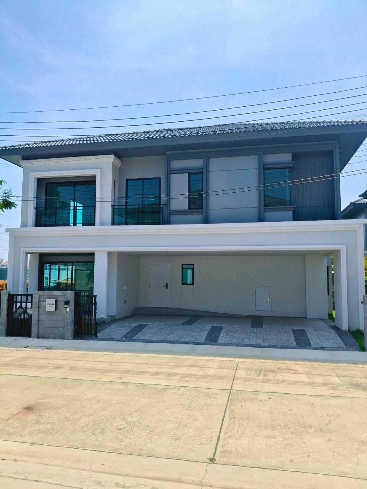 ขายบ้านบางนา แบริ่ง ลาซาล : ขายบ้านเดี่ยวทำเลศรีวารี รองรับจอดรถ 3 จอดแปลงมุมบ้านพร้อมเข้าอยู่