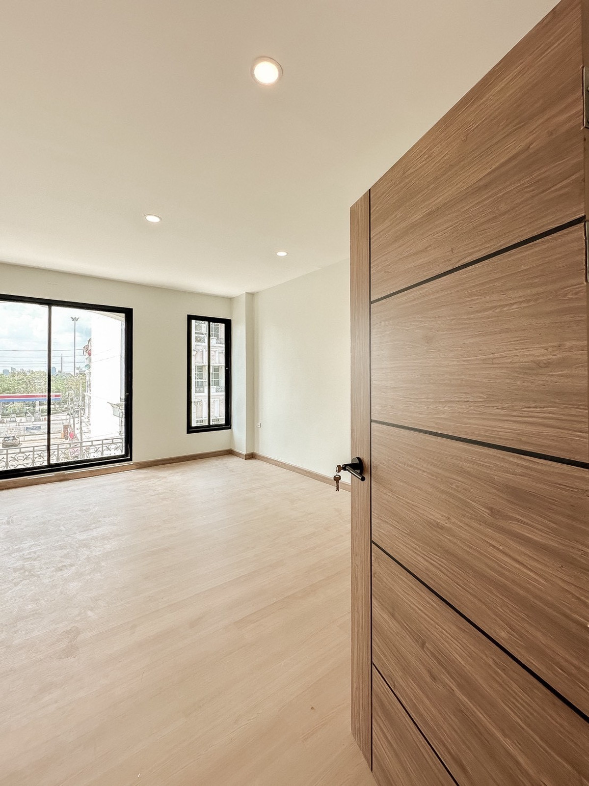 For SaleHome OfficeKaset Nawamin,Ladplakao : Baan Klang Muang Rama 9 - Lat Phrao Home Office, next to the main road, along Ekamai-Ramindra Expressway, prime location near CDC, newly renovated, start business immediately.