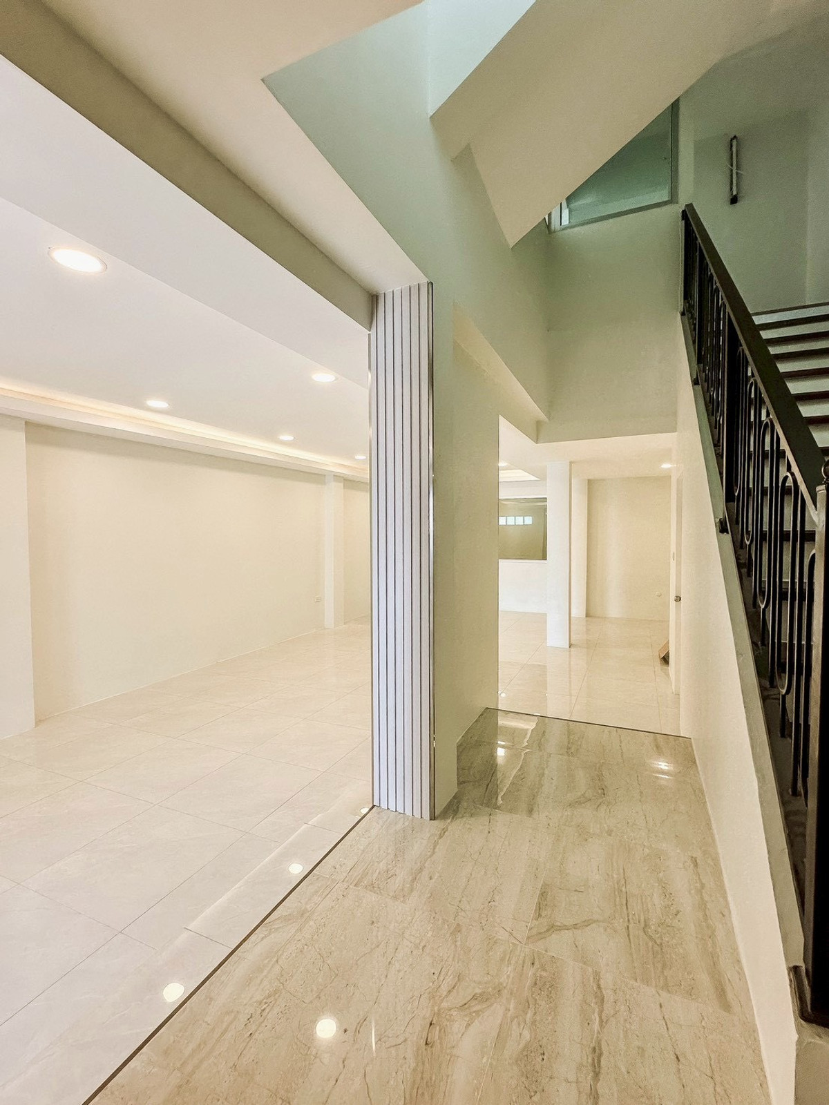 For SaleHome OfficeKaset Nawamin,Ladplakao : Baan Klang Muang Rama 9 - Lat Phrao Home Office, next to the main road, along Ekamai-Ramindra Expressway, prime location near CDC, newly renovated, start business immediately.