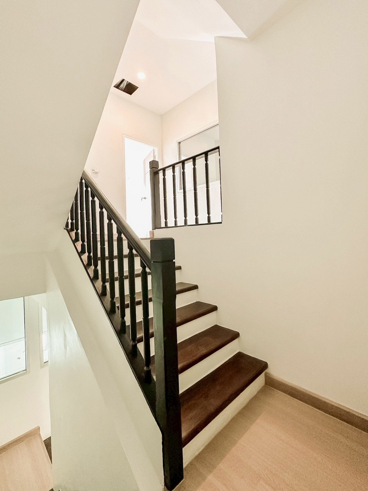 For SaleHome OfficeKaset Nawamin,Ladplakao : Baan Klang Muang Rama 9 - Lat Phrao Home Office, next to the main road, along Ekamai-Ramindra Expressway, prime location near CDC, newly renovated, start business immediately.