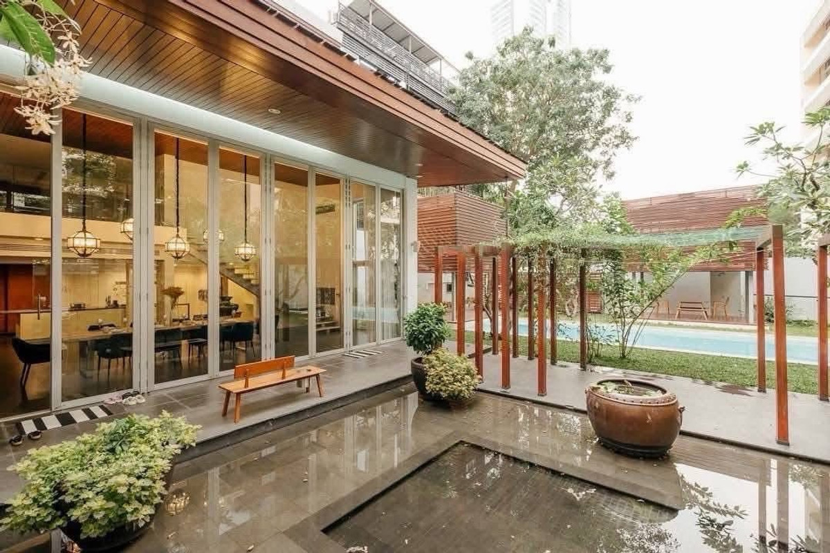 ให้เช่าบ้านสุขุมวิท อโศก ทองหล่อ : บ้านเดี่ยวหรูให้เช่าพร้อมสระว่ายน้ำส่วนตัว ใจกลาง สุขุมวิท ใกล้ BTS อโศกและ BTS พร้อมพงศ์
