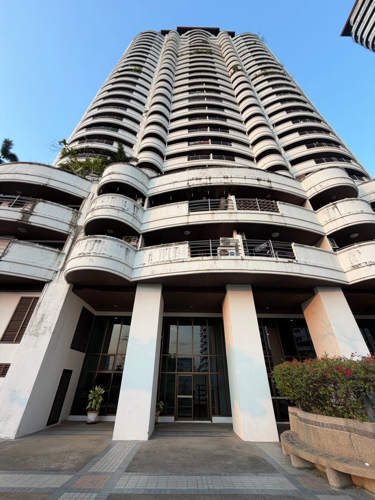 ขายคอนโดพัฒนาการ ศรีนครินทร์ : ฟลอร่าวิลล์ พัฒนาการ คอนโดห้องมุม 122 ตร.ม. ราคาไม่ถึง 6 ล้าน ในกรุงเทพ…ยังมีอยู่จริง