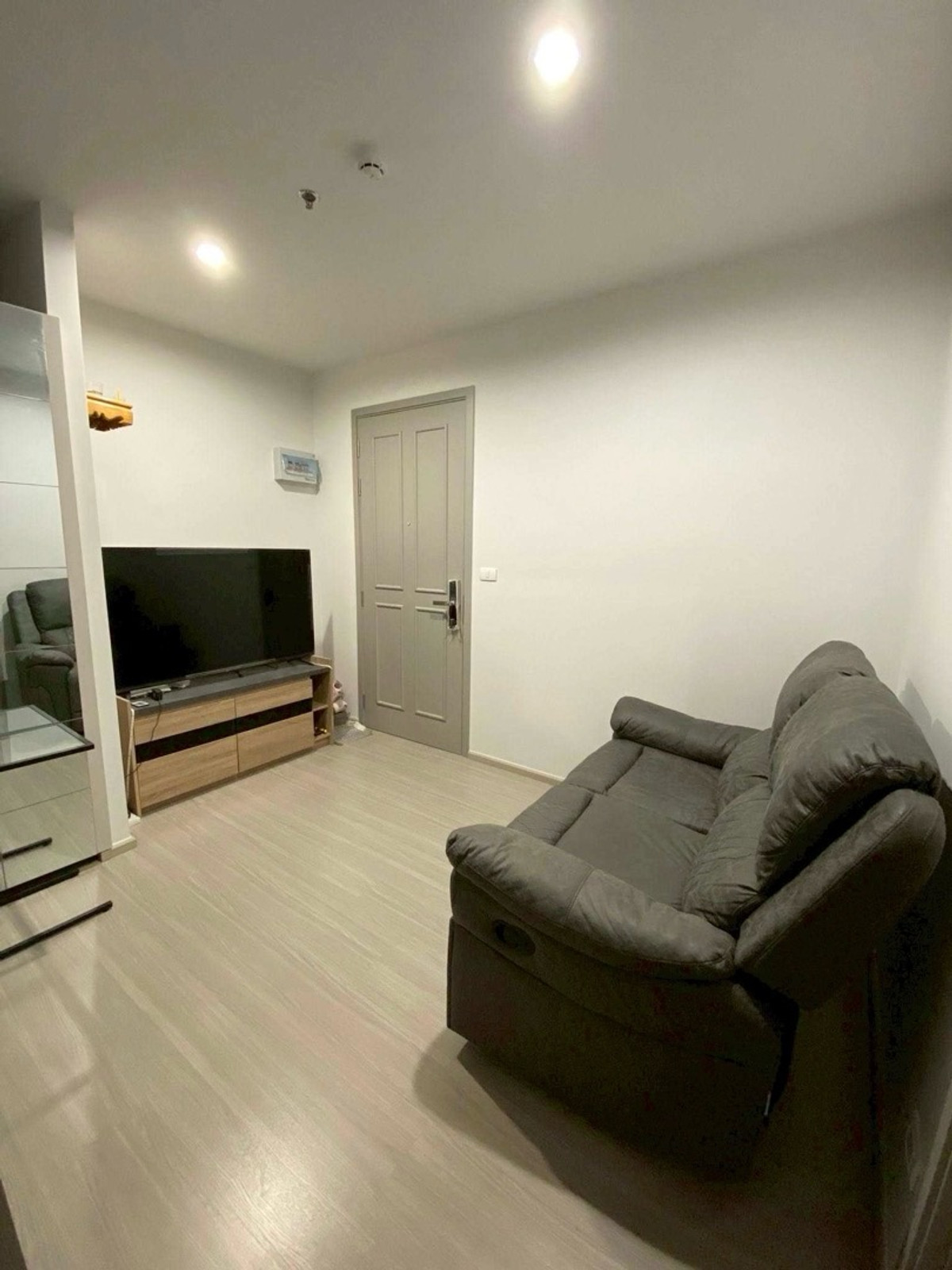 For RentCondoBang kae, Phetkasem : 💙@condocurator 💙 For rent The Parkland Phetkasem 56, fully furnished. There is a washing machine [PM1122]