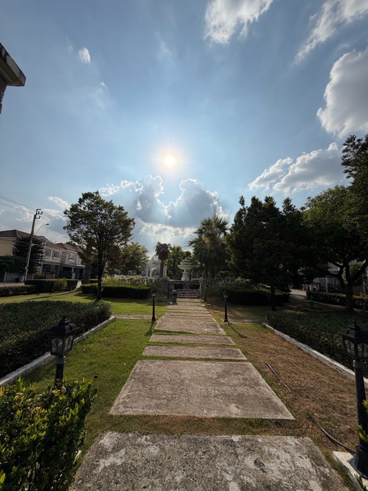 ขายโชคชัย4 ลาดพร้าว71 : โกลเด้น ทาวน์ ลาดพร้าว-เกษตรนวมินทร์ บ้านแฝด 4 ห้องนอน ในโซนนวมินทร์ ราคาไม่ถึง 7 ล้าน…ตอนนี้ยังมีอยู่จริง