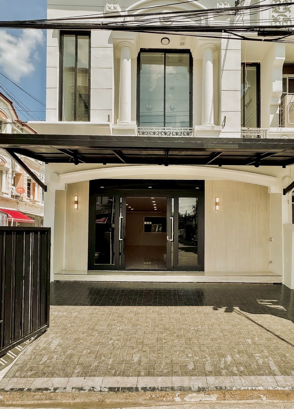 For SaleHome OfficeKaset Nawamin,Ladplakao : Baan Klang Muang Rama 9 - Lat Phrao Home Office, next to the main road, along Ekamai-Ramindra Expressway, prime location near CDC, newly renovated, start business immediately.