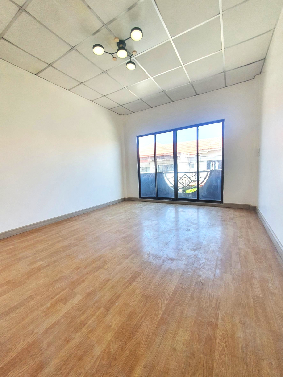 ขายทาวน์โฮมมีนบุรี-ร่มเกล้า : ขายทาวน์เฮ้าส์ หมู่บ้านรุ่งกิจวิลล่า11 รีโนเวทใหม่ทั้งหลัง ราคาถูก ฟรีโอน !  