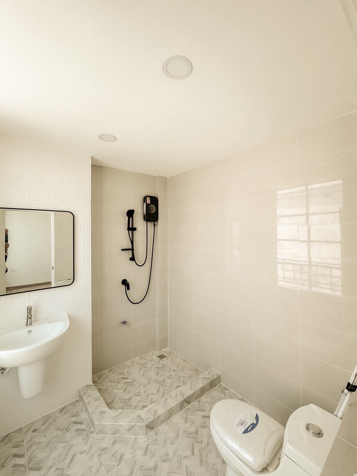 For SaleHome OfficeKaset Nawamin,Ladplakao : Baan Klang Muang Rama 9 - Lat Phrao Home Office, next to the main road, along Ekamai-Ramindra Expressway, prime location near CDC, newly renovated, start business immediately.