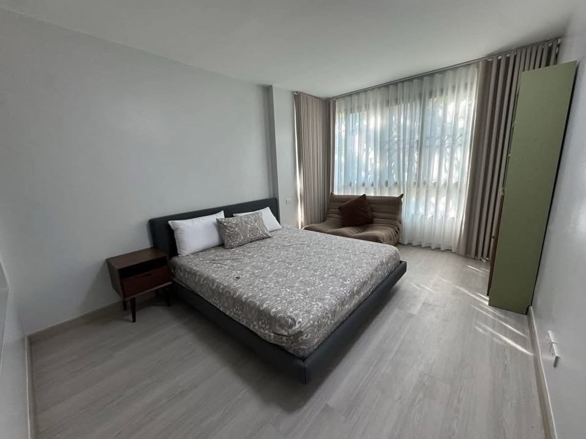 For RentCondoSukhumvit, Asoke, Thonglor : 📍 Sukhumvit 42 | Prime Location ใจกลางสุขุมวิท
(F6902012) 
🚶‍♂️ เดินไป BTS เอกมัย, Gateway Mall และร้านสะดวกซื้อได้ง่าย 

💰 ค่าเช่า 42,000 บาท / เดือน 