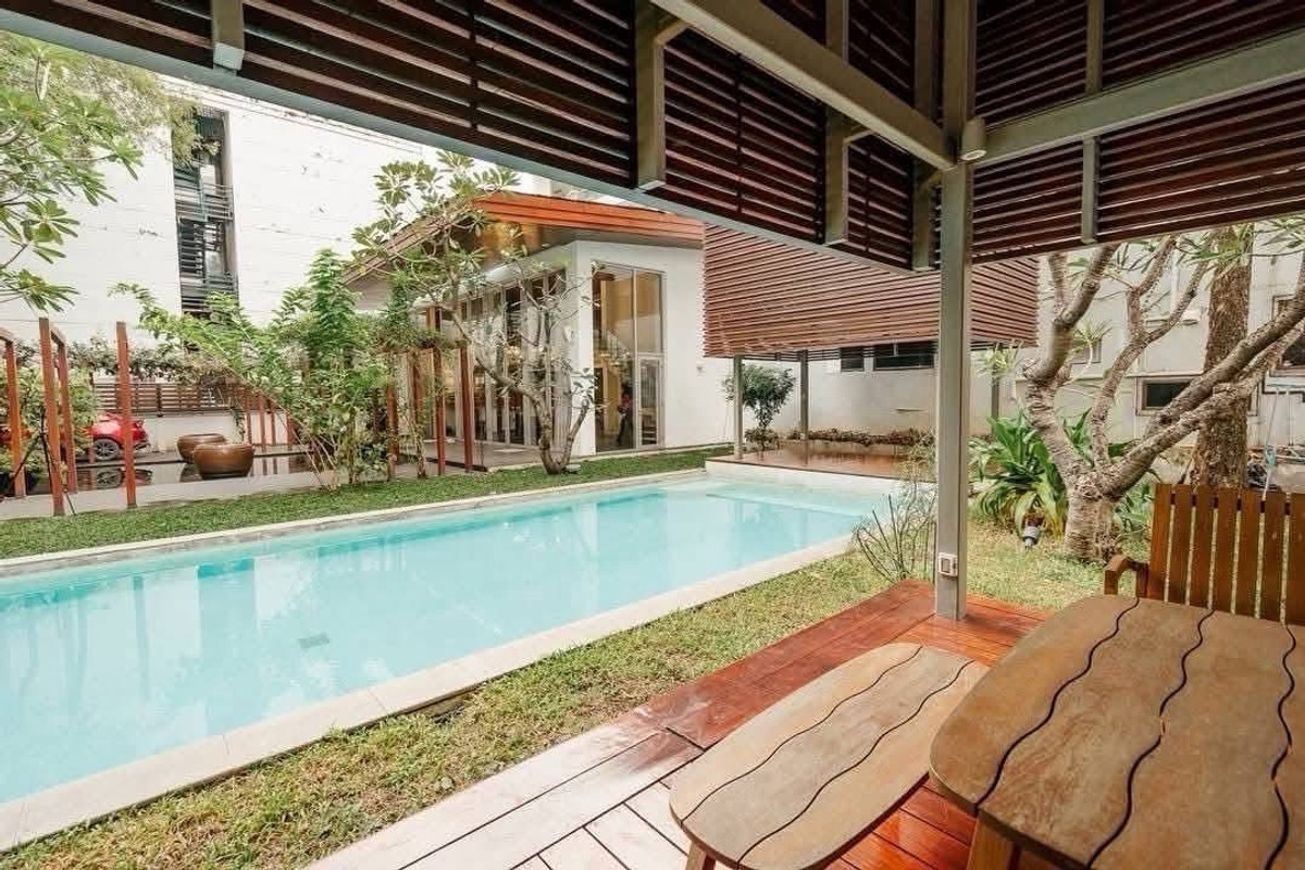 For RentHouseSukhumvit, Asoke, Thonglor : Luxury Private Pool House for Rent in Sukhumvit Near BTS Asok and BTS Phrom Phong Large Land Plot 300 sq.w